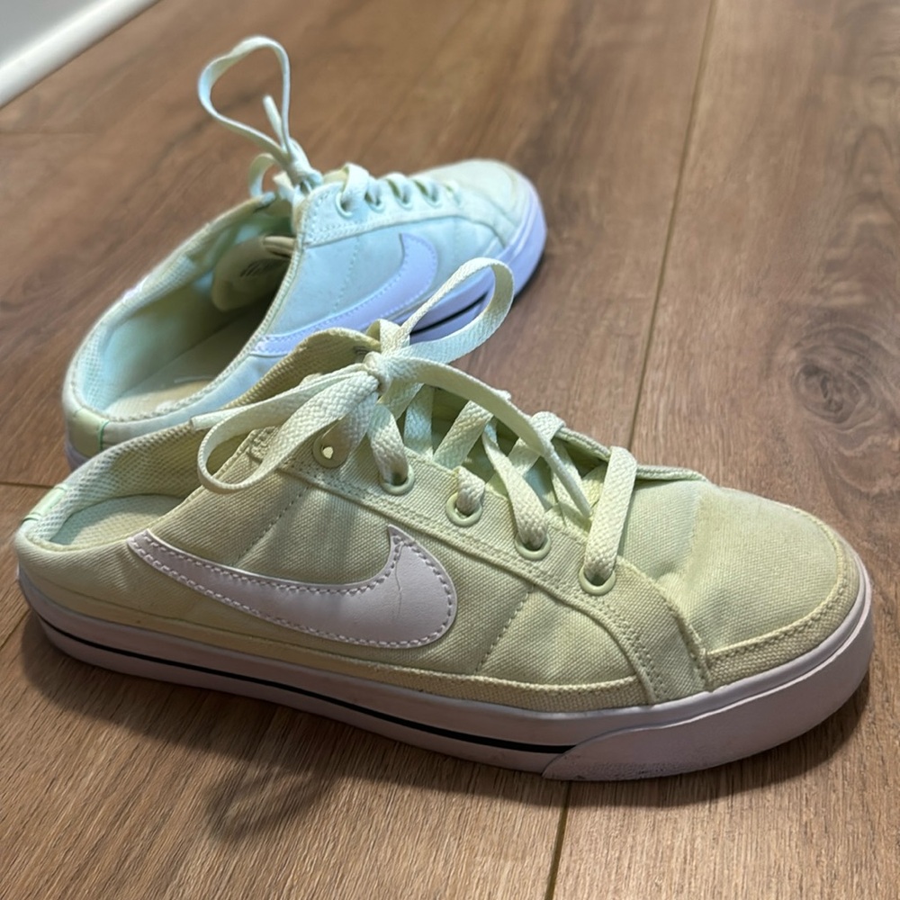 Size 6 Nike Slide on sneakers